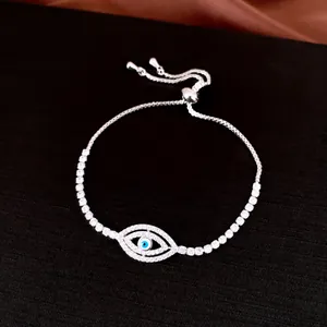 Gros plan d'un bracelet œil porte-bonheur en zircone étincelante avec fermoir coulissant