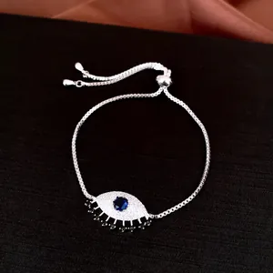 Détail macro du bracelet œil en argent montrant le zircon bleu et le sertissage pavé