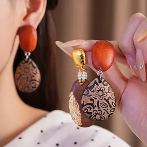 Eleganti orecchini etnici retrò in legno con perle e raffinati accenti dorati