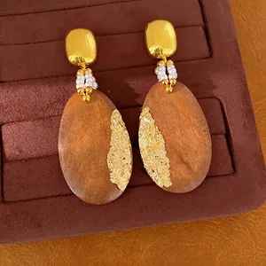 Eleganti orecchini pendenti vintage ovali in legno con perle e dettagli in foglia d'oro