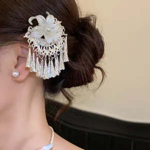 Een detailopname van deze Chinese bloem haarspeld met elegante kwastjes en parels.