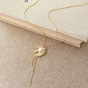 Luxueux collier ajustable perle soleil plaqué or 18k pour femme au style vintage chic