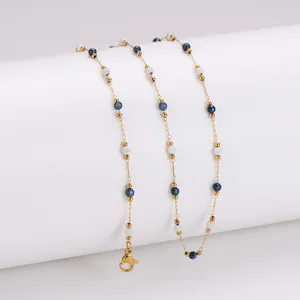 Detailansicht der 18 Karat vergoldeten Edelstahlkette mit blauen und weißen Perlen