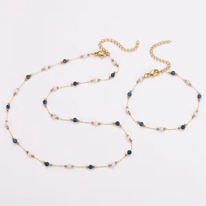 Detailaufnahme von 18 Karat vergoldetem Edelstahl Halsketten- und Armbandset mit Perlen