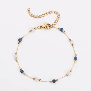 Detailansicht des eleganten blau-weißen Edelstahl-Goldarmbandes für Damen mit Perlen