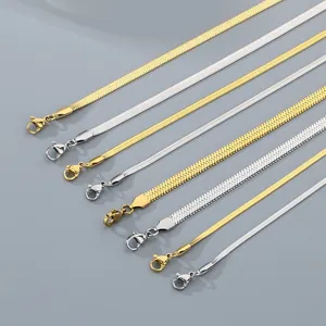 Detailansicht verschiedener goldener und silberner Schlangenketten aus Edelstahl.