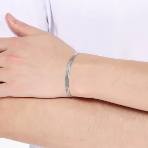 Nahaufnahme eines minimalistischen Gliederkettenarmbands aus Edelstahl am Handgelenk