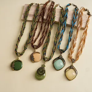 Detail van diverse vintage hars gemarmerde kettingen met elegante gevlochten koorden