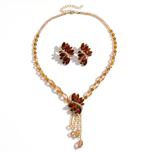 Elegante set van ketting en oorbellen met barnsteen kristallen bladeren en kwastjes