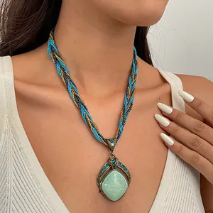 Vintage bohemian ketting met een turquoise hars hanger en strass details