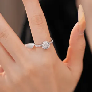 Κοντινό πλάνο ενός κομψού ασημένιου δαχτυλιδιού με λαμπερή ζιρκονία σε κοπή τριαντάφυλλου