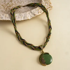 Vintage groene hanger ketting met gevlochten koord en strass details voor modieuze dames.
