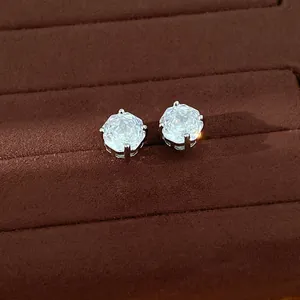 Κομψά σκουλαρίκια με στρογγυλά ζιργκόν σε κλασική ασημί βάση για καθημερινή χρήση