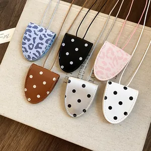 Detail van retro brilclip kettingen met stippen en luipaardprint in diverse kleuren