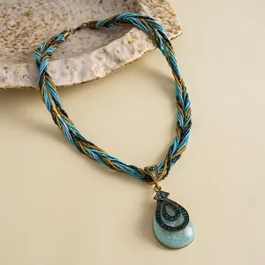 Gedetailleerd macro-aanzicht van vintage druppelketting met blauwe hars en strass