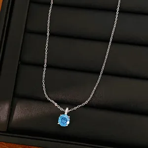 Elegante zilveren ketting met een briljant rond gefacetteerde lichtblauwe zirkoon hanger