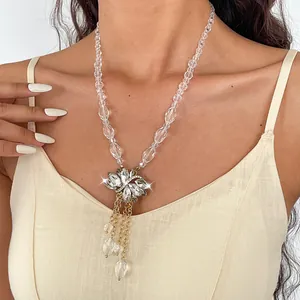Elegante ketting van kristalglas kralen met een fonkelende blad kwast hanger detail