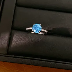 Elegante zilverkleurige ring met vierkante blauwe zirkoon en pavé zijsteentjes