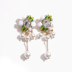 Orecchini floreali con farfalle, strass, fiori in resina e nappe di perle eleganti