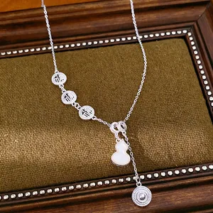 Collier plaqué or 18 carats avec pendentif gourde et maillons ajourés aux motifs Fu