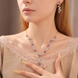 Elegantes Schmuckset im Palaststil mit Blatt- und Blumenhalskette und passenden Ohrringen