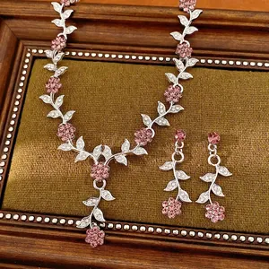 Elegantes Schmuckset im Palaststil mit Strassblumen und Blättern, Halskette und Ohrringe