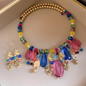 Conjunto de collar de cuentas acrílicas y pendientes ovalados con pedrería