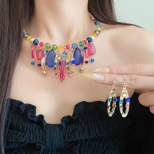 Vue détaillée d'un collier bohème en perles acryliques colorées et boucles d'oreilles