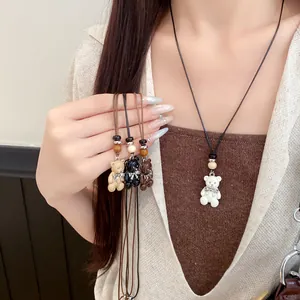 Collana con grazioso orsetto in resina con cordino in pelle e perle di legno in vari colori