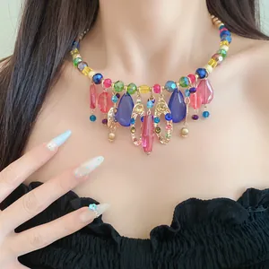 Vue rapprochée d'un collier en perles d'acrylique avec de breloques géométriques