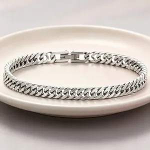 Vista dettagliata di un bracciale a doppia catena groumette in acciaio inossidabile