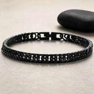 Primo piano del bracciale a catena barbazzale in acciaio al titanio nero opaco