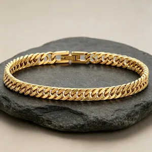 Dettaglio ravvicinato di un bracciale a catena barbazzale in oro con doppia trama