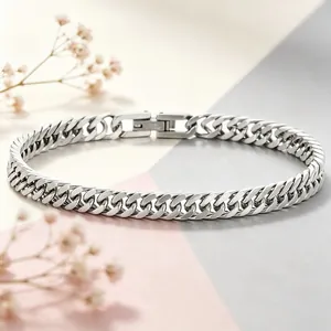 Primo piano di un bracciale cubano lucido in acciaio inossidabile argento con chiusura gioiello