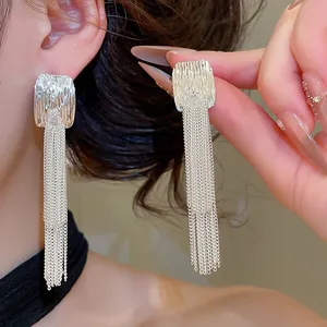 Elegante silberne strukturierte rechteckige Ohrstecker mit langen Kettenquasten