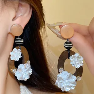 Pendientes vintage de madera con flores de nácar y acentos de cristales brillantes