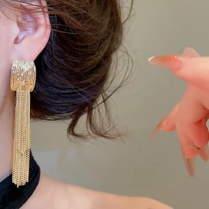 Elegante goldene Ohrringe mit plissiertem Quadrat und langen Quasten für Damen im Set