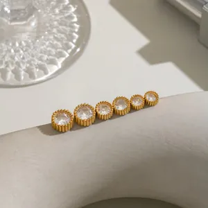 Dettaglio di sei orecchini a lobo in zircone placcati oro di varie dimensioni
