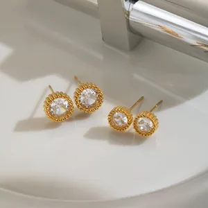 Dettaglio di due paia di orecchini a lobo in acciaio placcato oro 18K e zircone