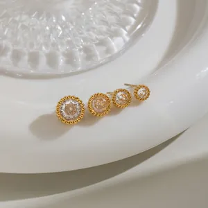 Vista dettagliata di orecchini a lobo in zircone placcati oro 18K con bordo perlato, varie misure
