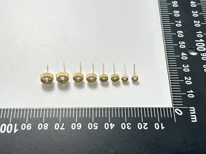 Orecchini a perno in oro acciaio e zircone in varie misure con un righello mm