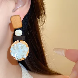 Detailansicht der neuen chinesischen Retro-Ohrringe aus Holz und Muschelblumen