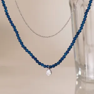 Elegante zweilagige Halskette mit blauen Steinperlen und Tropfen-Zirkonia-Anhänger