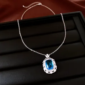 Detailansicht der luxuriösen quadratischen blauen Zirkon-Halskette mit funkelndem Heiligenschein