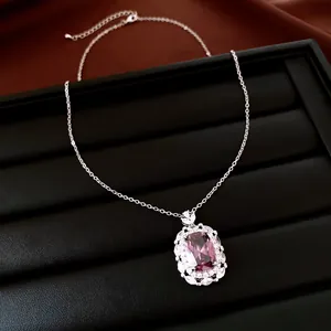 Nahaufnahme eines eleganten ovalen lila Zirkonia-Anhängers an einer silbernen Kette