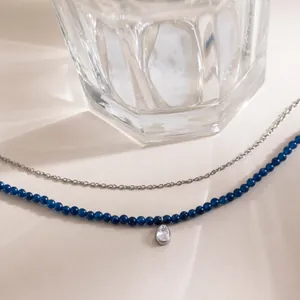 Detailaufnahme einer zweilagigen blauen Perlenkette mit Wassertropfen-Zirkonia-Anhänger