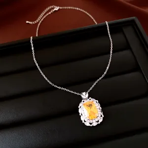 Makroansicht einer Luxushalskette mit einem leuchtend gelben quadratischen Zirkonia.