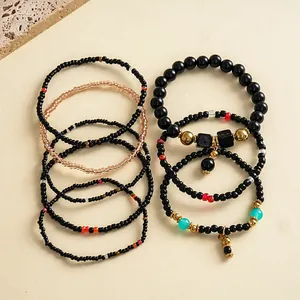 Detailweergave van de 8-delige zwarte kralenarmbandset in dark-style met gouden details