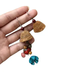 Orecchini pendenti etnici in legno con fiori e perline colorate fatti a mano