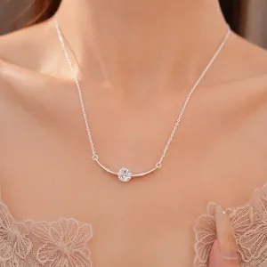 Collier barre incurvée en argent élégant avec une pierre de zircon ronde étincelante